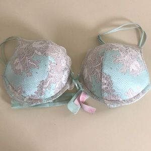 Victoria’s Secret very sexy plunge bra 36b
